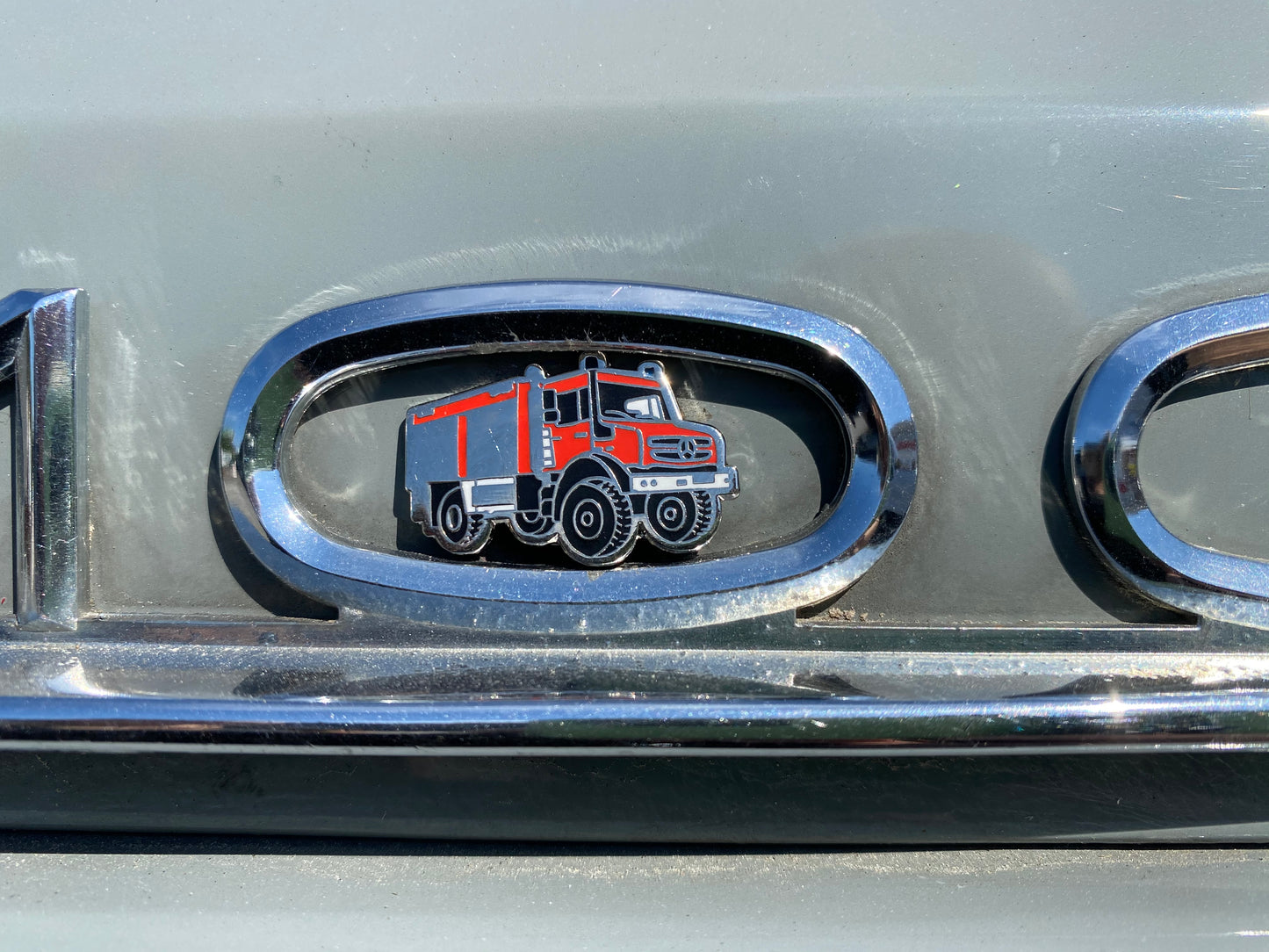 UNIMOG Pin Feuerwehr (Anstecknadel) - Unimogshop RKF, Bleses, Unimog, Shop, MB, Trac, mercedesunimog, unimog feuerwehr, unimog agrar, unimog modell, unimog kaufen, unimog wohnmobil, benz, unimog bundeswehr