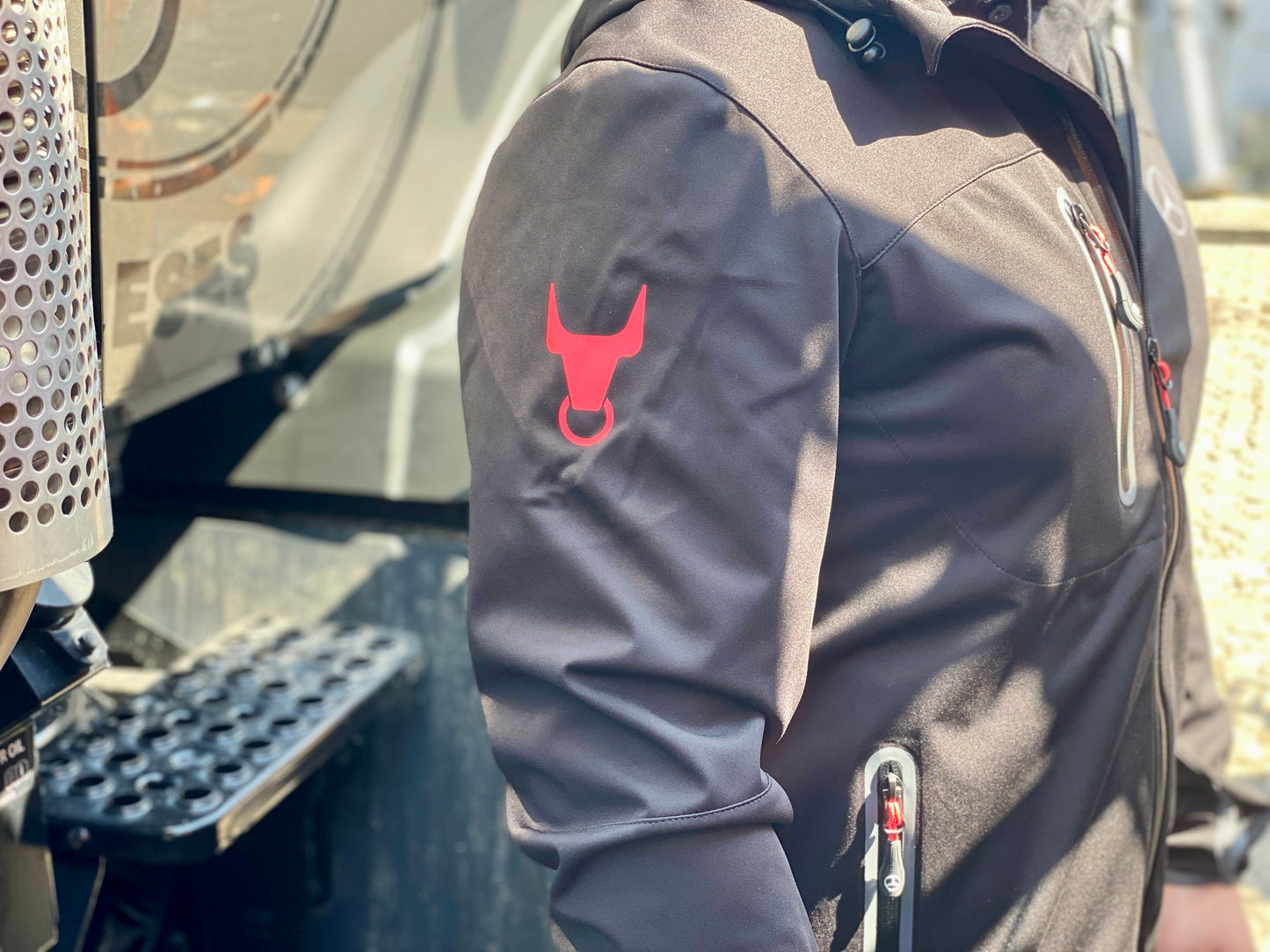 UNIMOG leichte Softshell-Jacke, schwarz - Unimogshop RKF, Bleses, Unimog, Shop, MB, Trac, mercedesunimog, unimog feuerwehr, unimog agrar, unimog modell, unimog kaufen, unimog wohnmobil, benz, unimog bundeswehr