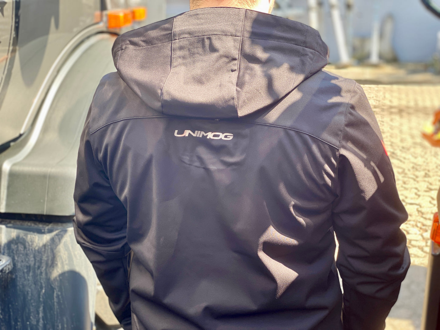 UNIMOG leichte Softshell-Jacke, schwarz - Unimogshop RKF, Bleses, Unimog, Shop, MB, Trac, mercedesunimog, unimog feuerwehr, unimog agrar, unimog modell, unimog kaufen, unimog wohnmobil, benz, unimog bundeswehr