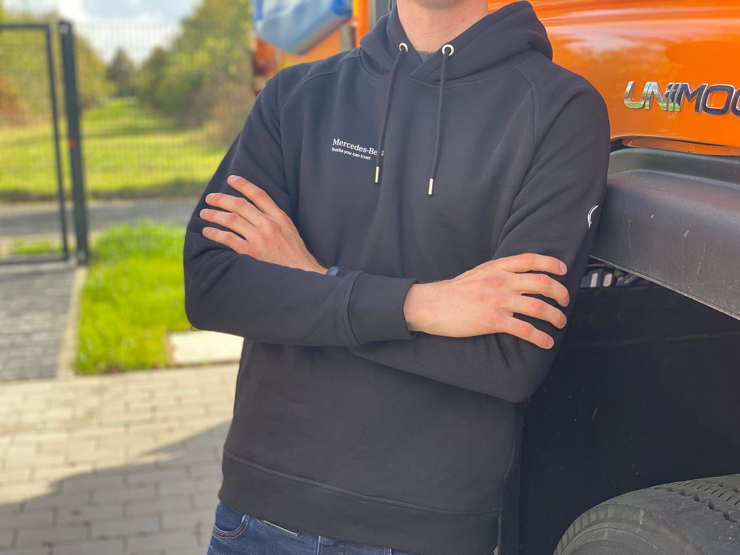 Mercedes-Benz Trucks - Schwarzer Hoodie mit Kapuze - Unimogshop RKF, Bleses, Unimog, Shop, MB, Trac, mercedesunimog, unimog feuerwehr, unimog agrar, unimog modell, unimog kaufen, unimog wohnmobil, benz, unimog bundeswehr